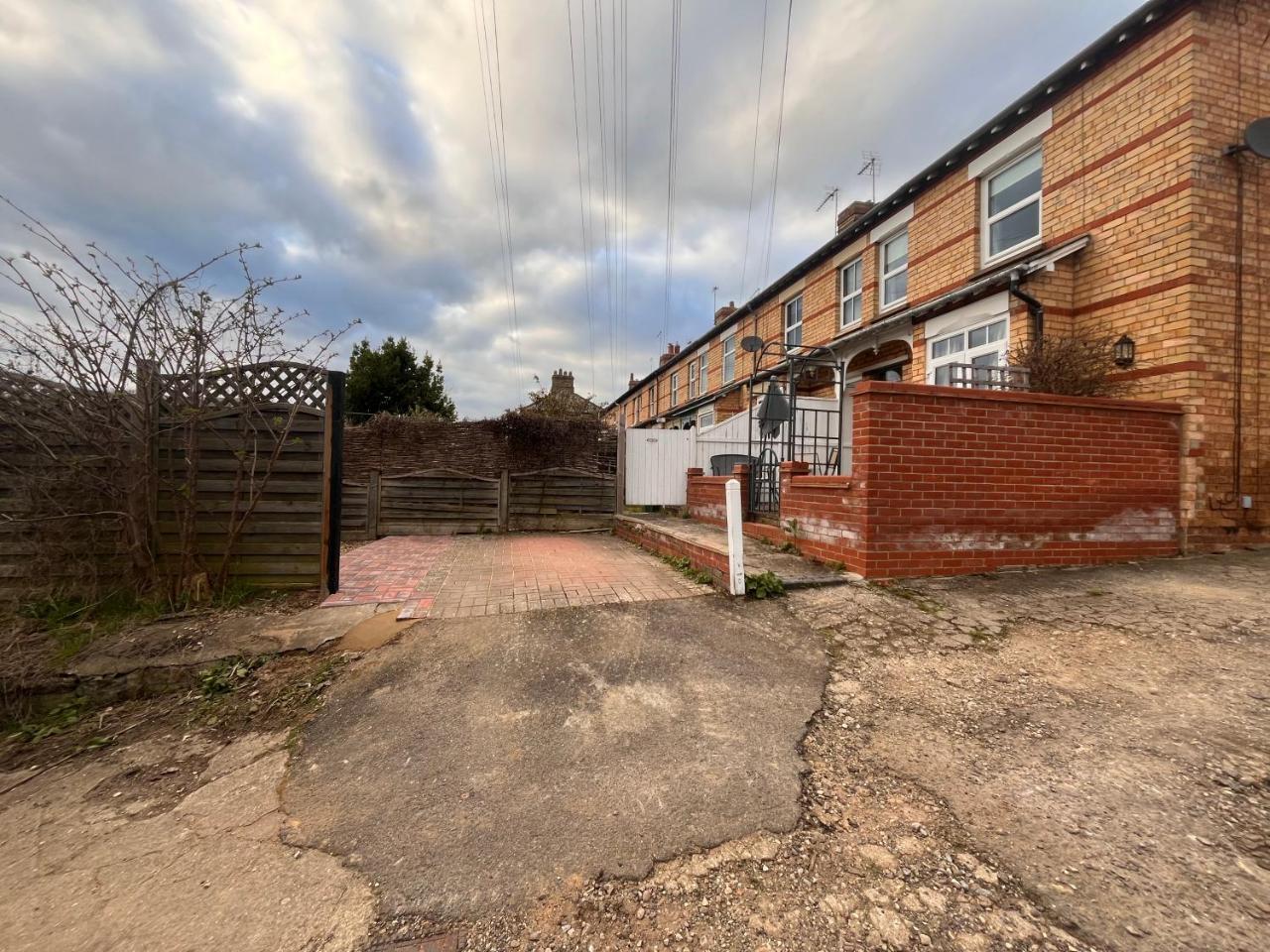 2 bedroom Hidden Gem in Stamford with parking - 2