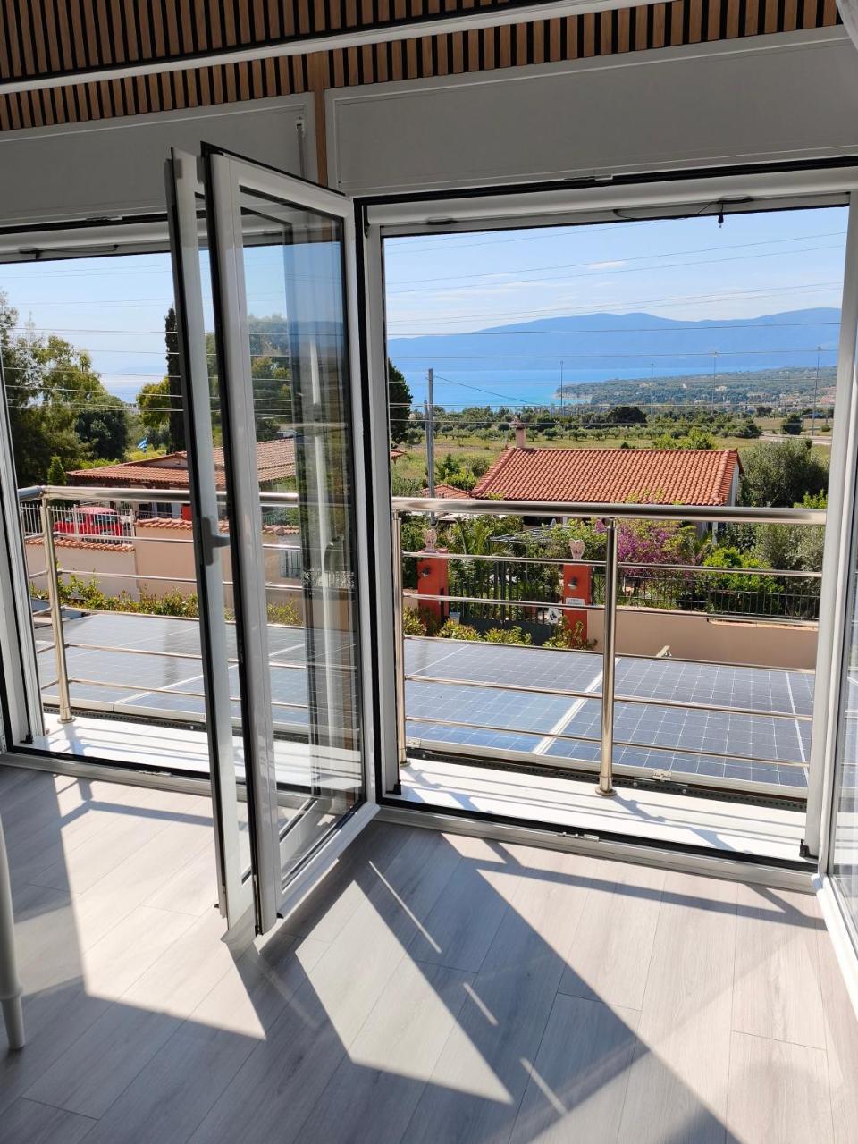 Sunny Home Loutraki is a modern studio with views of the bay and mountains with private parking - 2