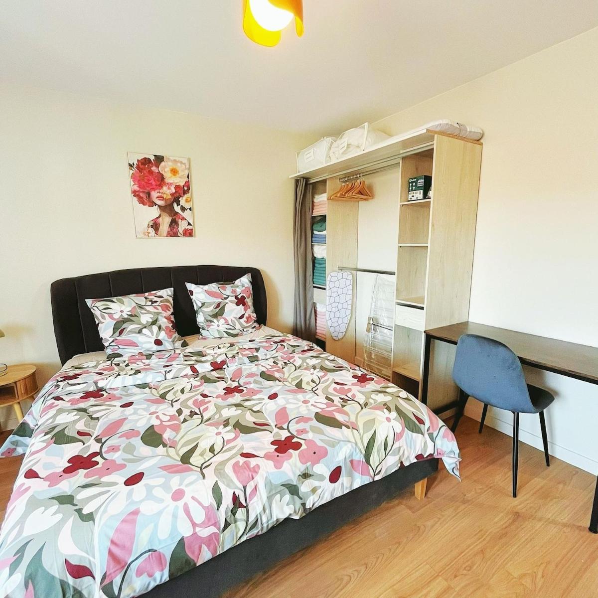 Grand appart 130m2 - 5 chambres et 3 salles de bain pour 13 pers - 15 min Disney - Parking gratuit - 5