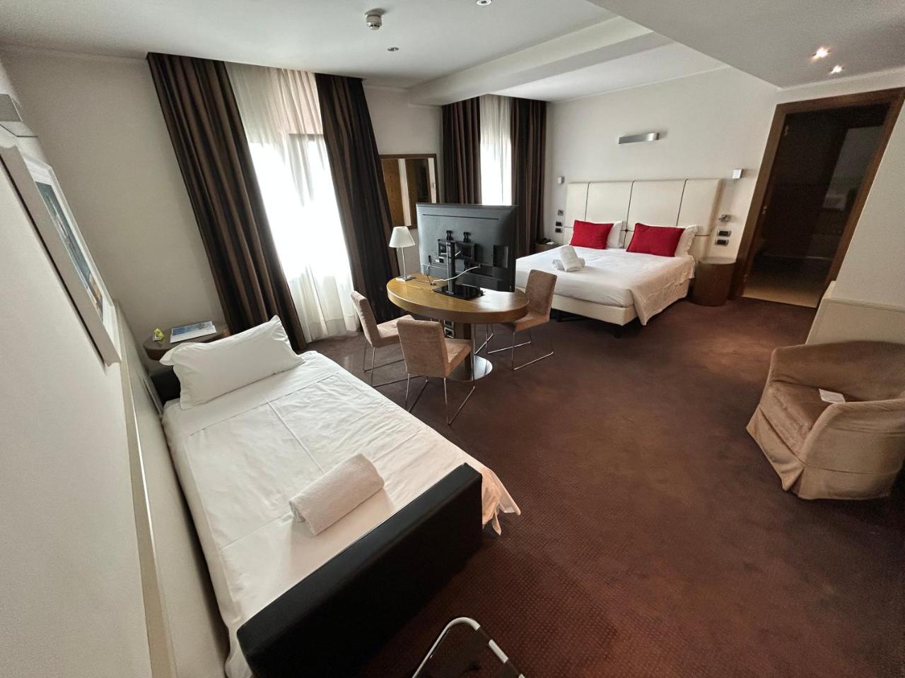 Hotel Plaza - 3
