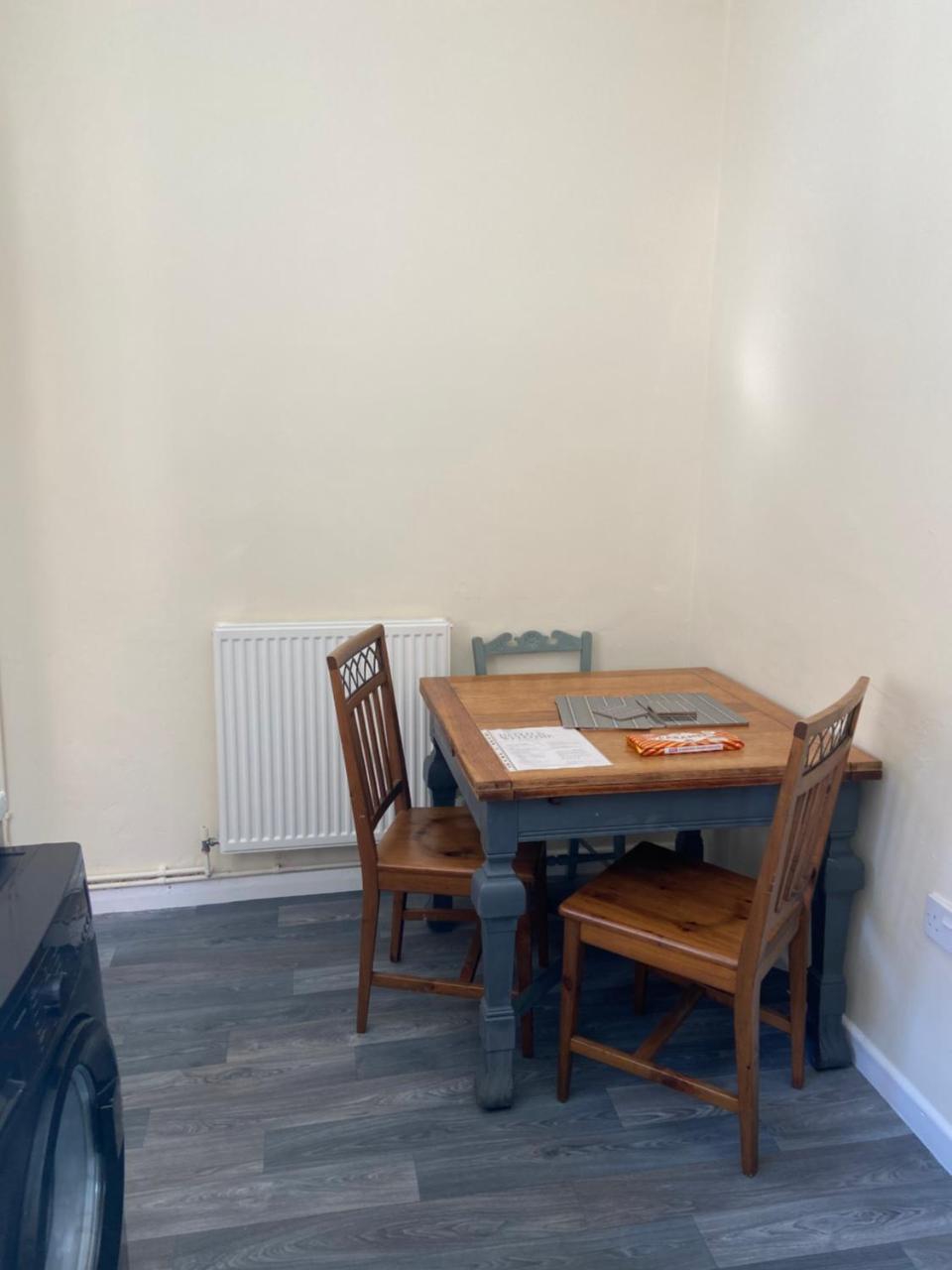 Town Centre House Sleeps 8 with parking - 5