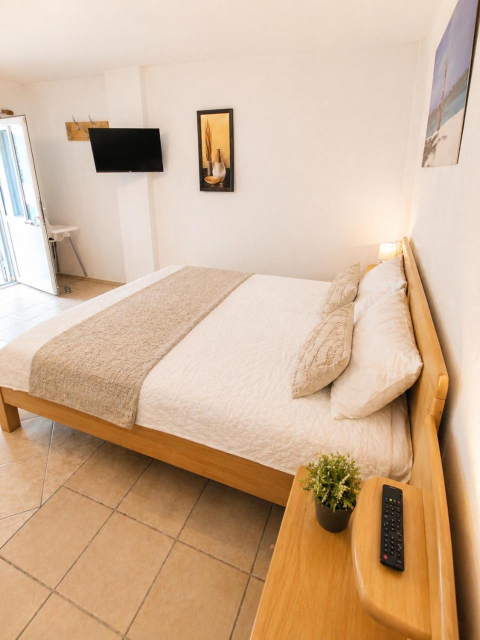 Flogita 5 Seaside Apartments - 150m from Beach, Ideal for Families & Groups - 5