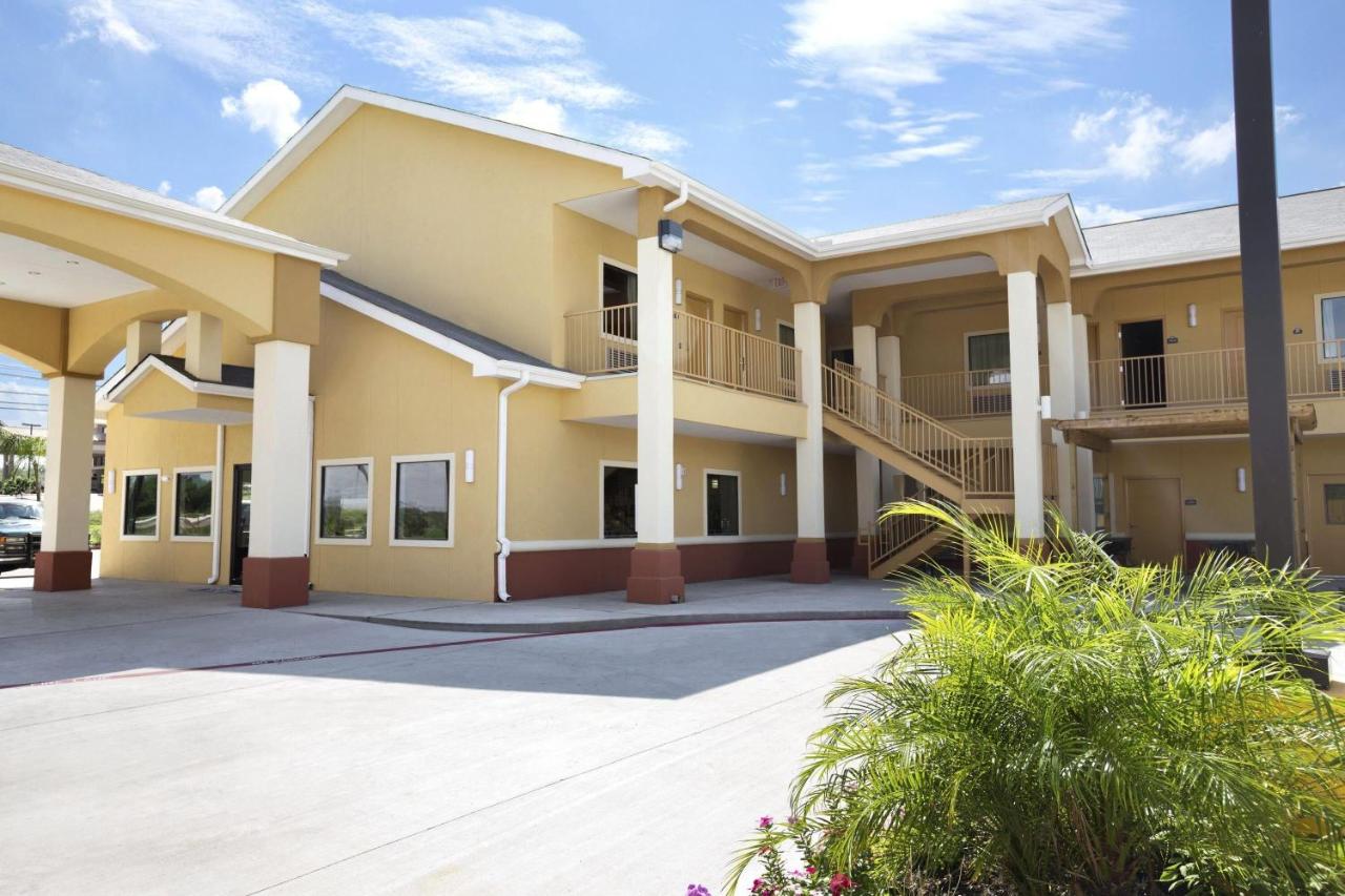 Days Inn & Suites by Wyndham Gonzales TX
