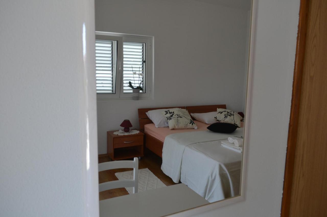 Black and White Spacious Apartment - 5
