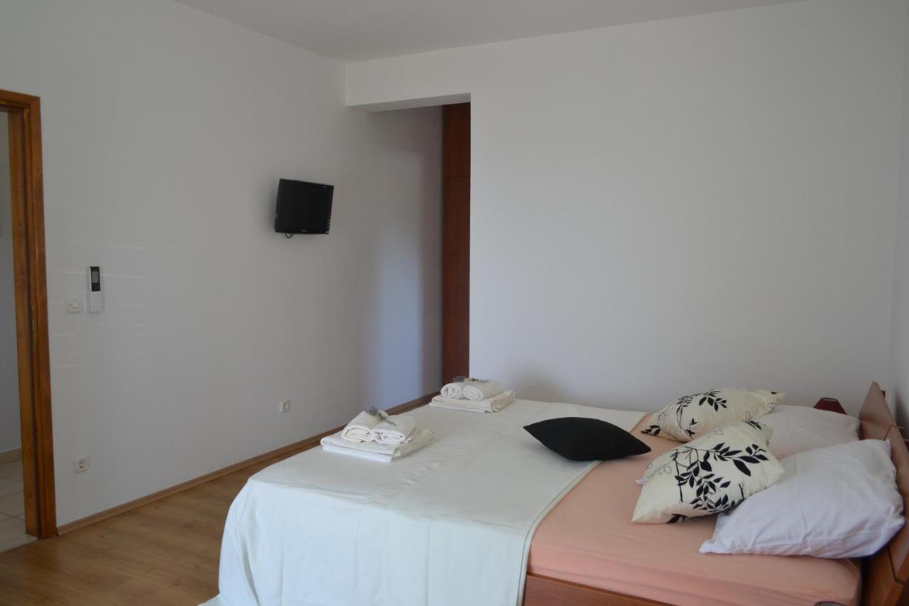 Black and White Spacious Apartment - 6
