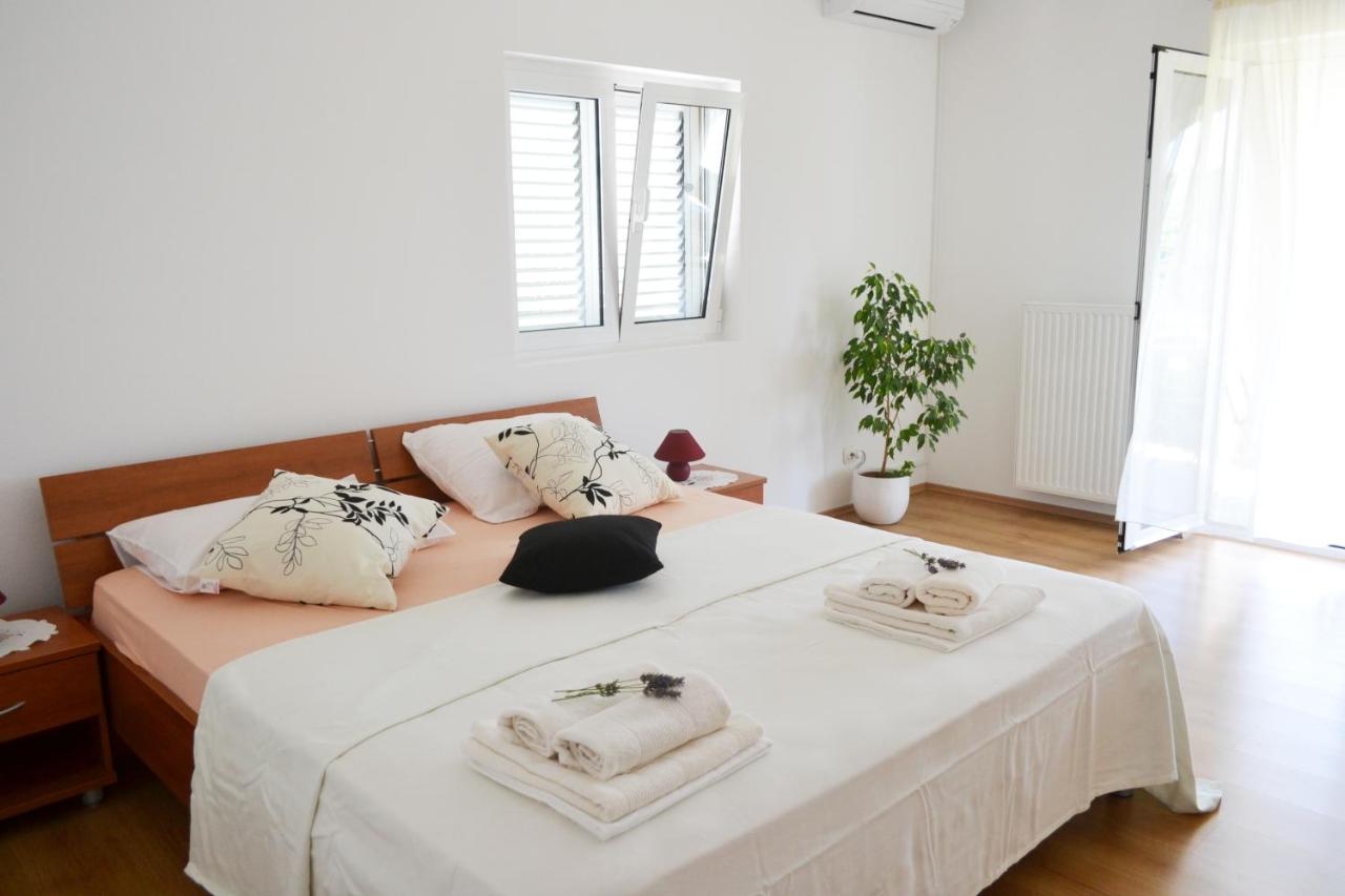 Black and White Spacious Apartment - 3