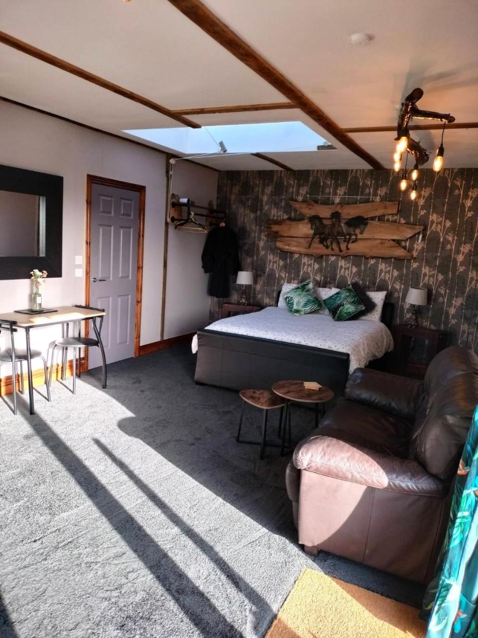 The Hideaway with hot tub - 4