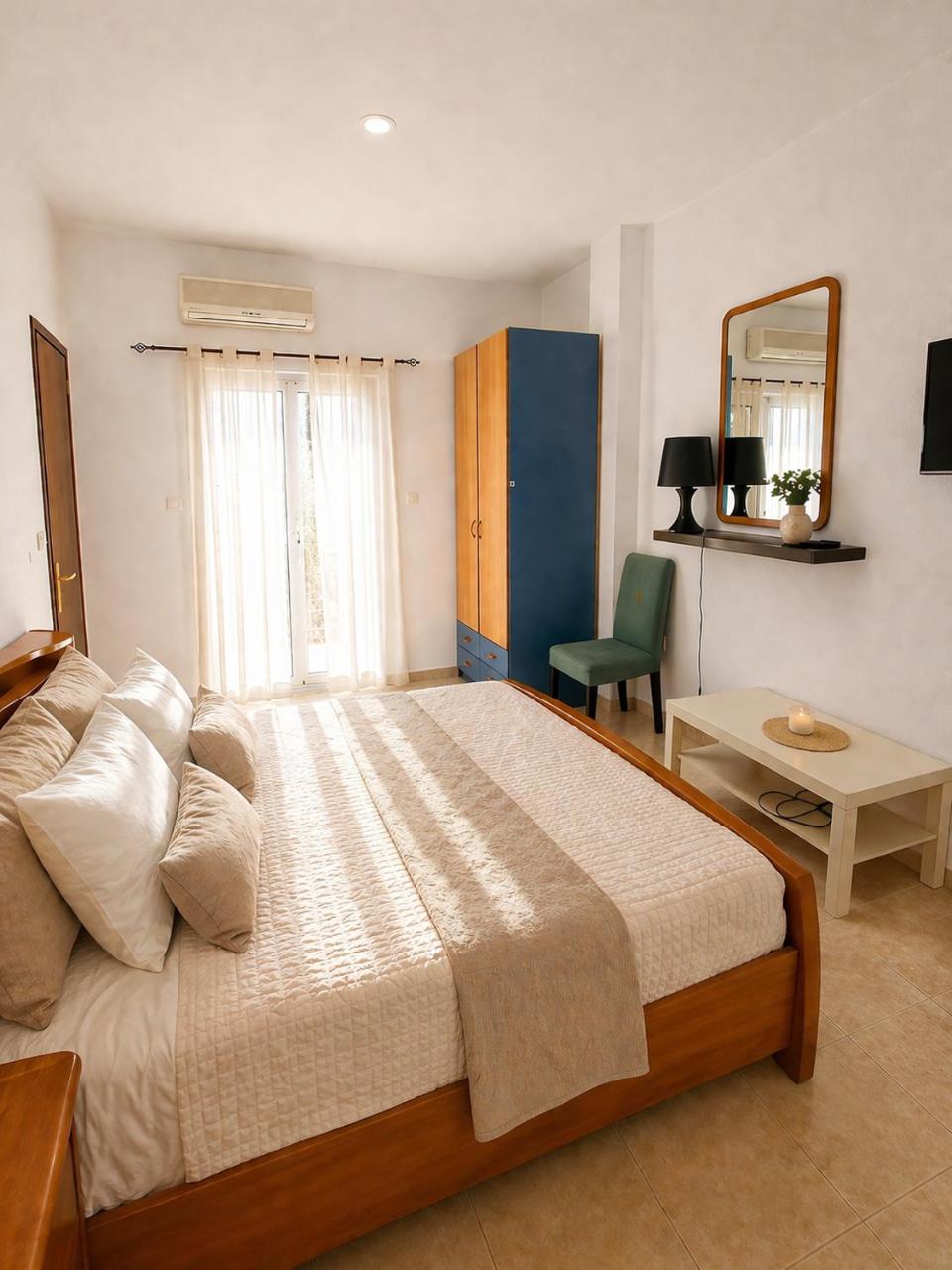 Flogita 5 Seaside Apartments - 150m from Beach, Ideal for Families & Groups - 4
