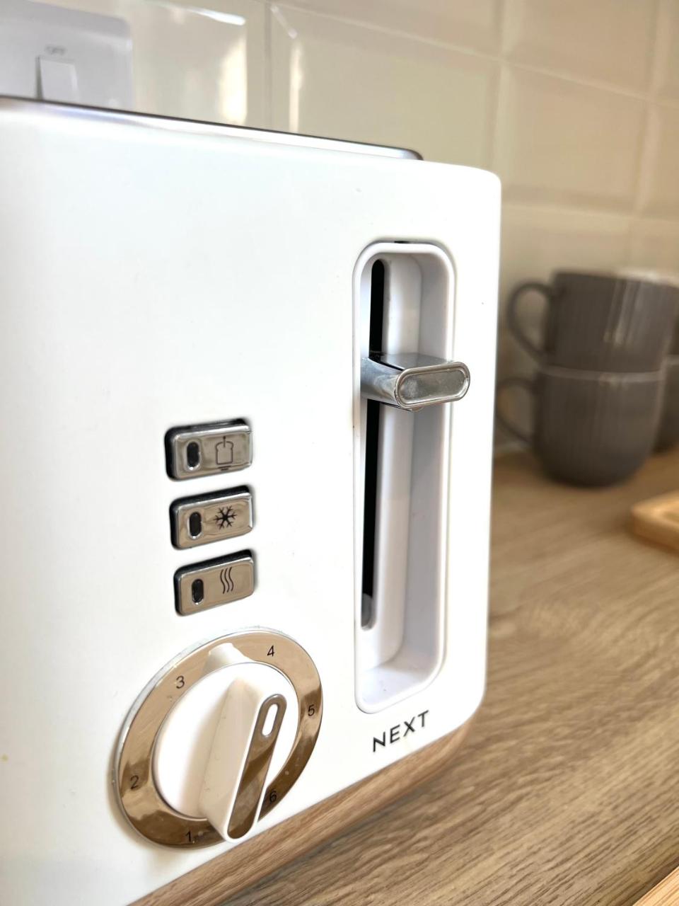 Devon Lodge - Large 3 bed Apartment Sleeps 8 Beach opposite - 3