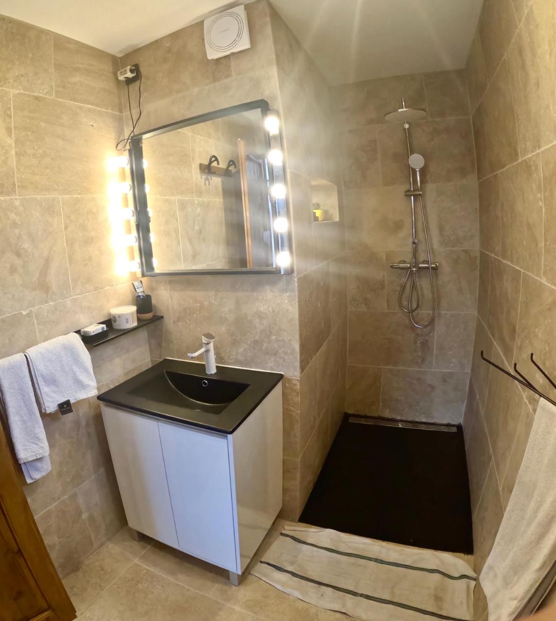 Studio neuf avec accès piscine, terrasse, parking - proche Marseille et aéroport - 2