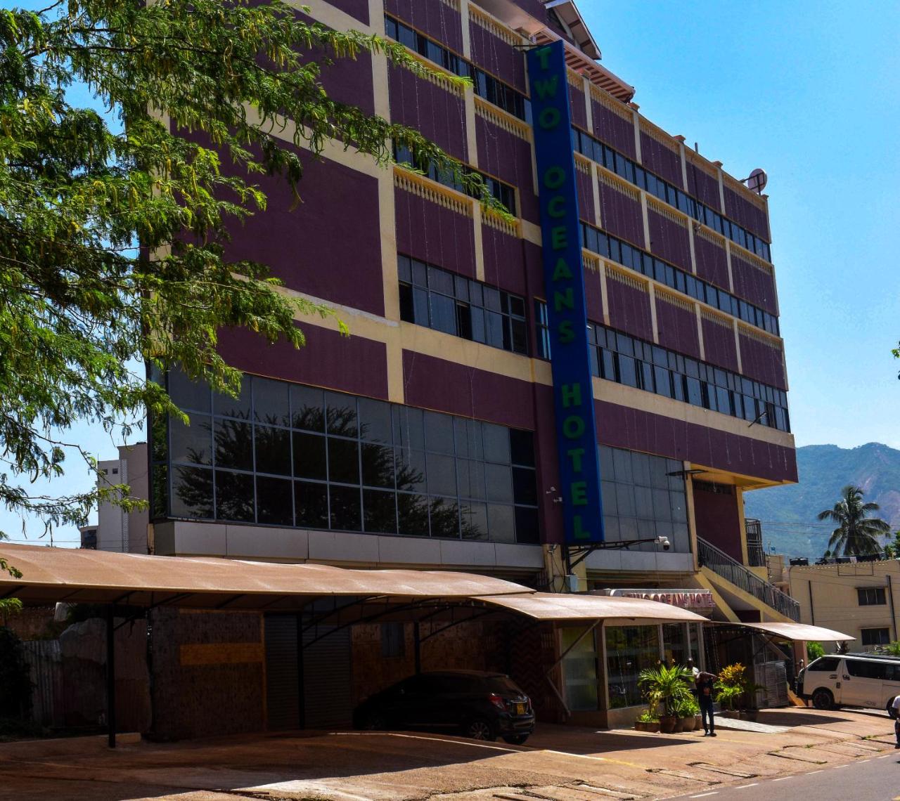 Two Oceans Hotel Voi