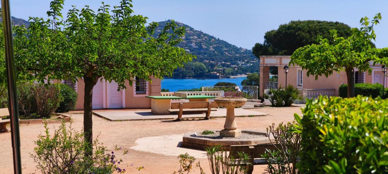 Cap Esterel, quartier Belvédère 2p meublé tourisme 3 étoiles climatisé Rez-de-Jardin, Vue Mer, WIFI, Piscine et Parking inclus - 6
