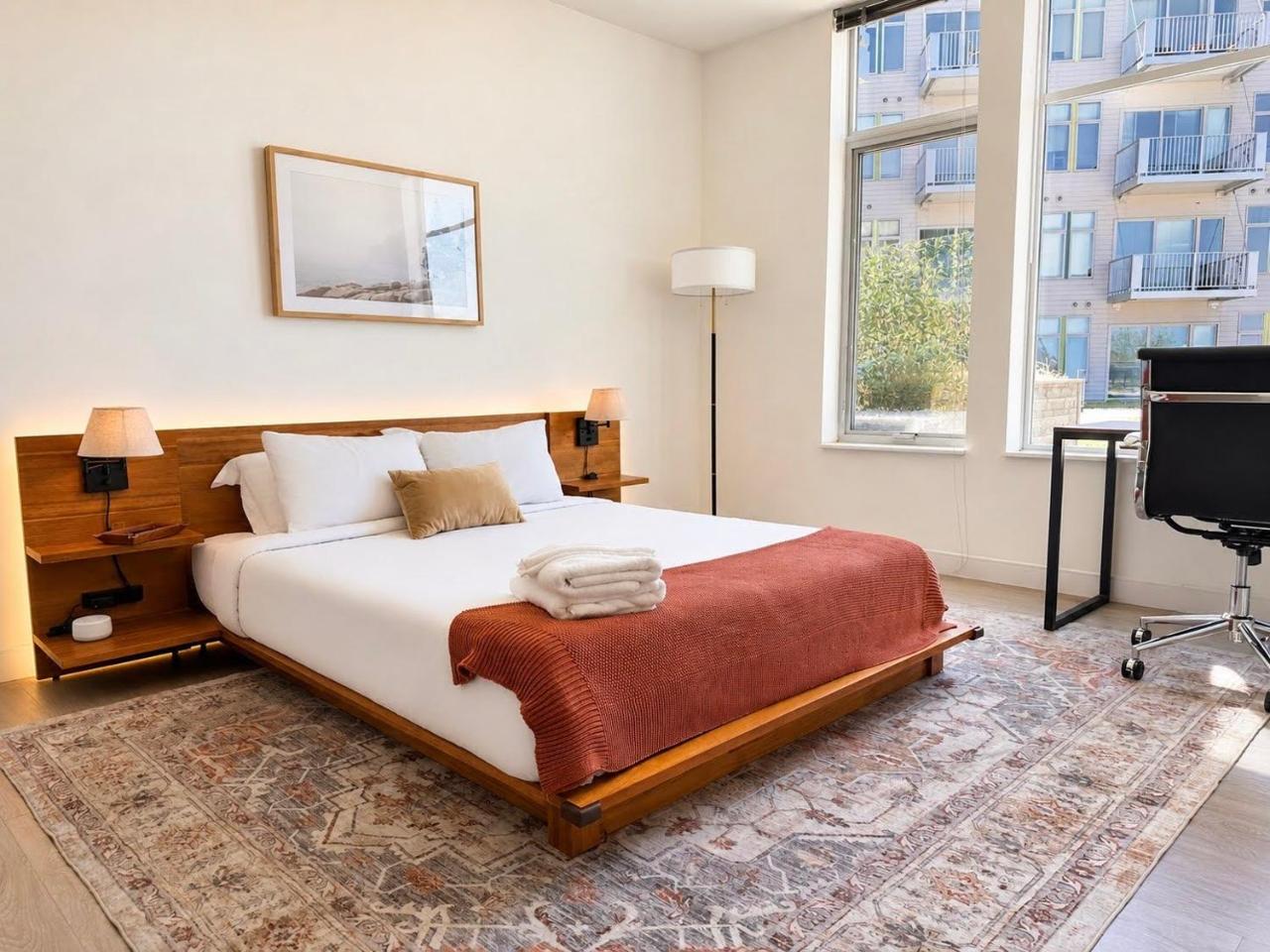 Bay View Designer 1BR - Best Location with Balcony, Gym, and Terrace - Sleeps 4 - 4