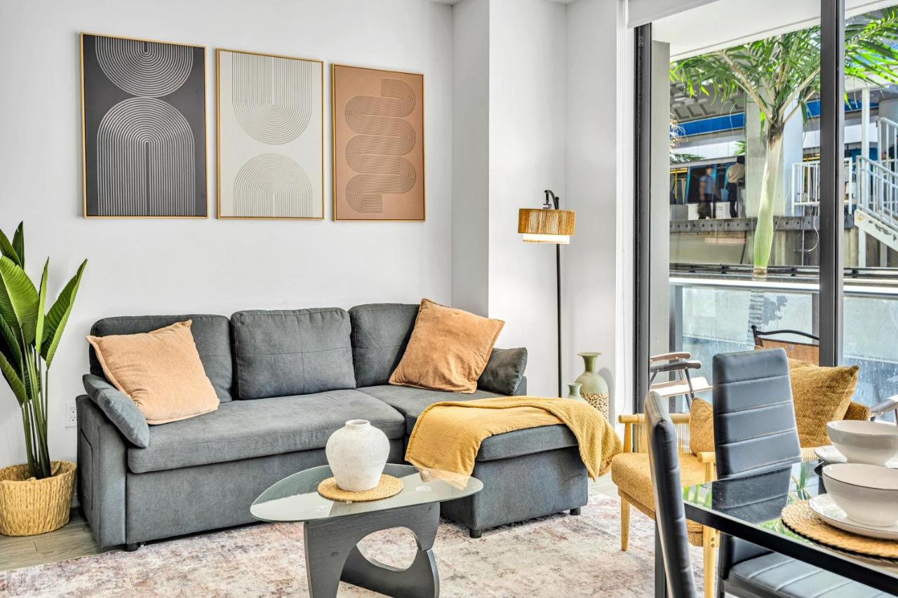 Modern Luxury Miami Apartment with Pool & Gym - 5