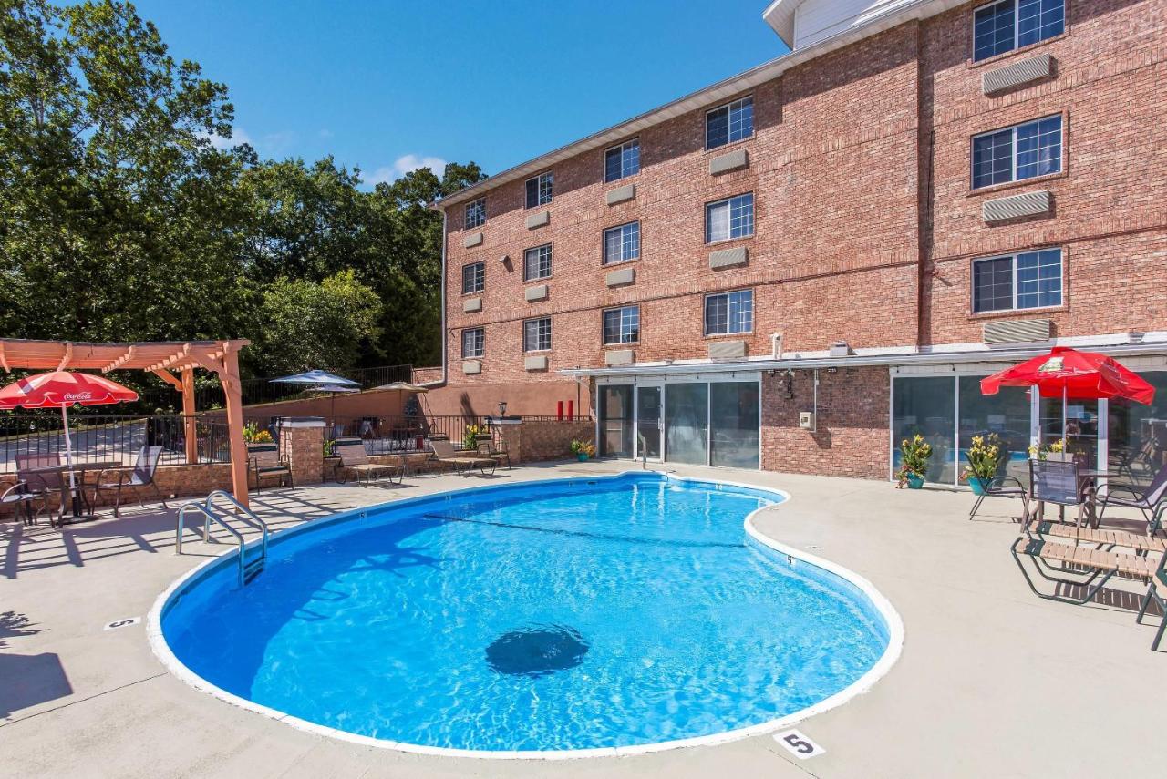 Photo - Rodeway Inn Branson, Brick House