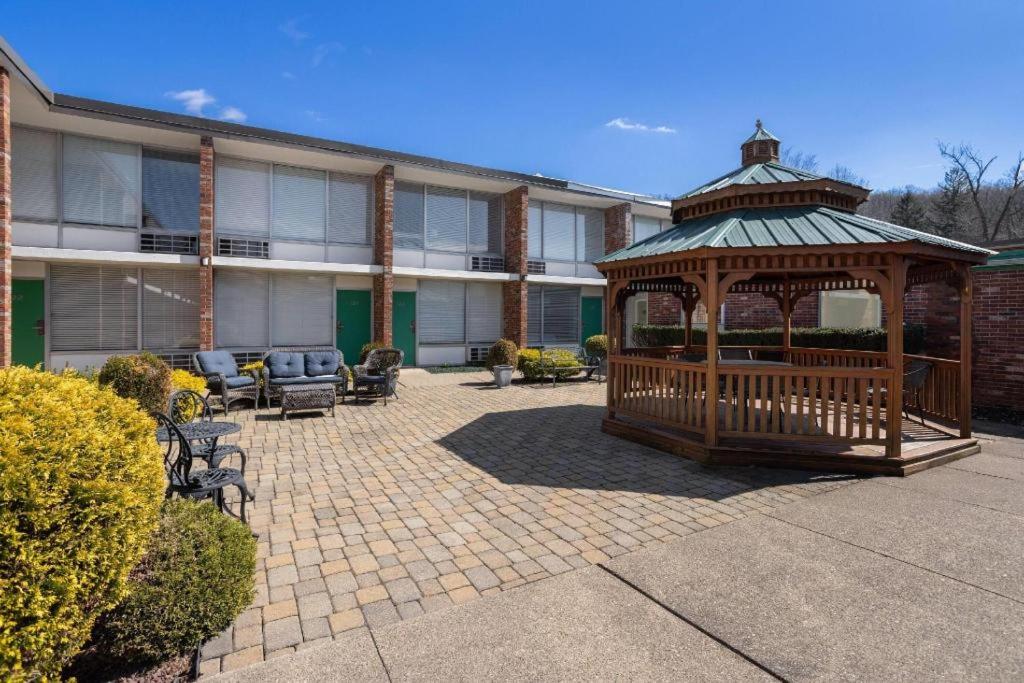 Ramada by Wyndham Butler/Tesla Biohealing Resort photo 3