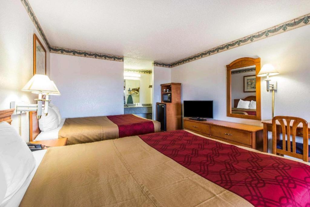 Econo Lodge Inn & Suites photo 2