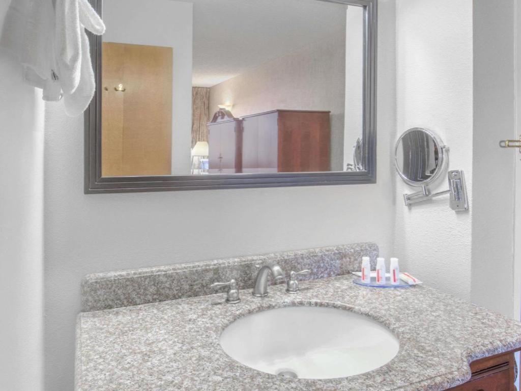 Days Inn by Wyndham Eureka CA photo 2
