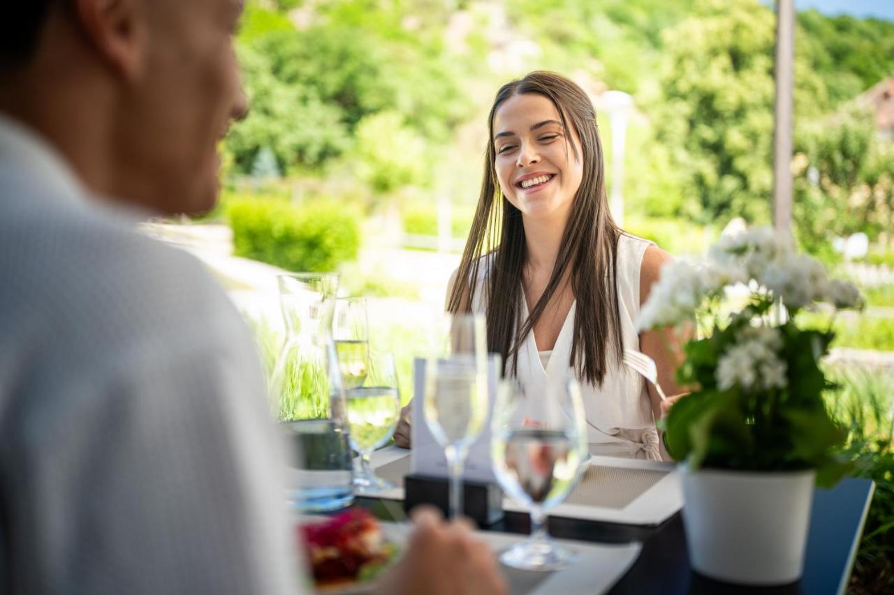 Nuhr Medical - Hotel & Restaurant - Ab 3 Nächten im Zeitraum vom 06 Juli bis 30 August genießen Sie pro Person eine kostenlose Massage-Unser Naturteich steht Ihnen täglich von 10 Uhr bis 18 Uhr zur Verfügung inklusive Getränke - 6