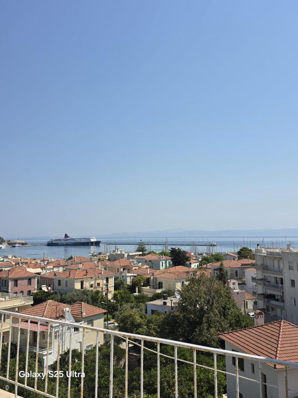 Your refuge overlooking port 6A - 3