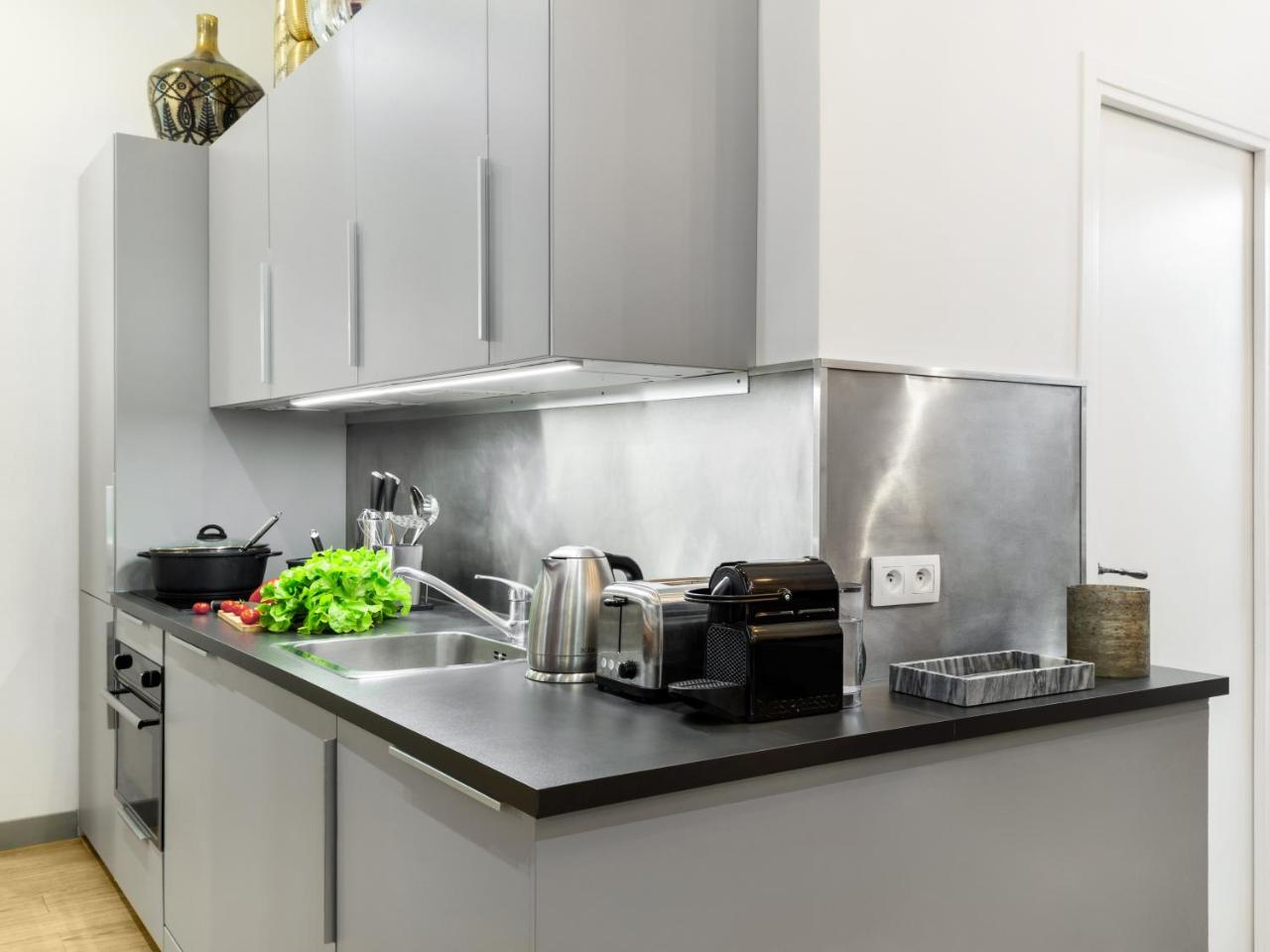 LivinParis - Luxury 4 Bedrooms Montmartre I with AC & Luxury 3 Bedrooms Montmartre I with fans photo 4