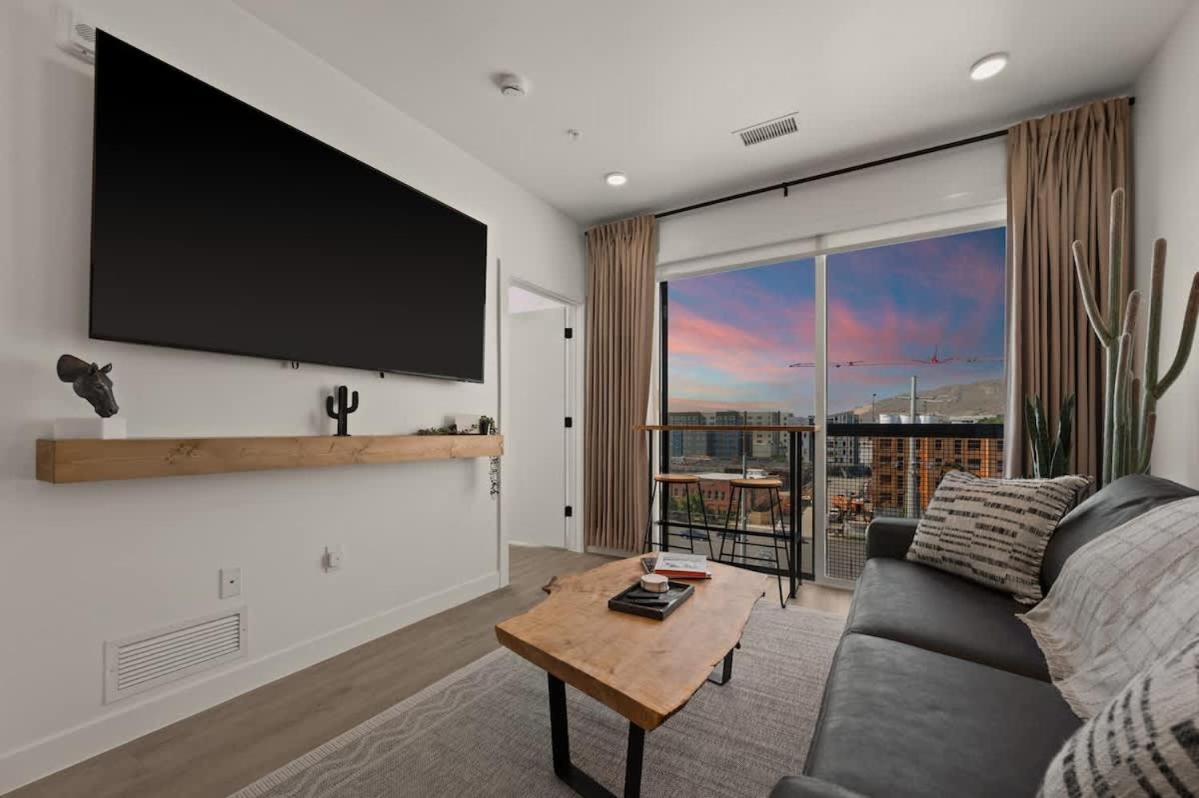Luxe Downtown Stay - Pool Sauna Parking & Views - 5