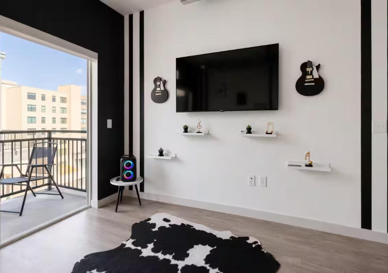 Downtown Nashville Walk to Broadway Pool, Private Balcony, FREE parking! - 4