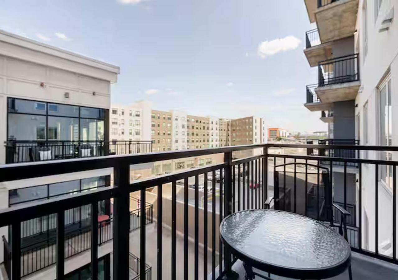 Downtown Nashville Walk to Broadway Pool, Private Balcony, FREE parking! - 5