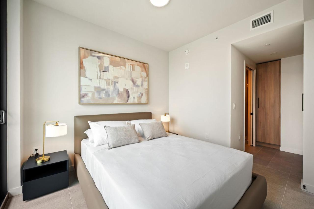 Luxury 1BR Den Suite Rooftop Pool Prime Location - 6