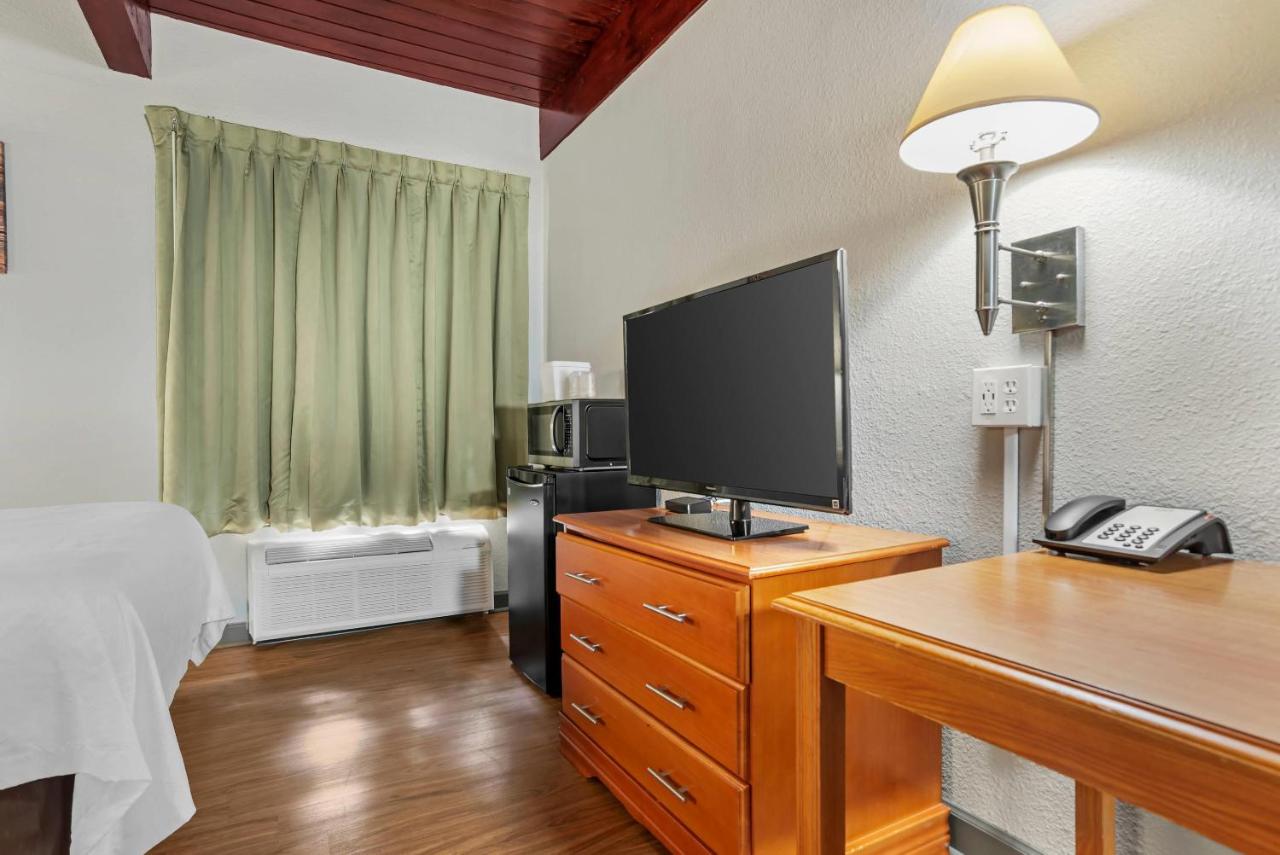 Econo Lodge Tallahassee Downtown - University photo 2
