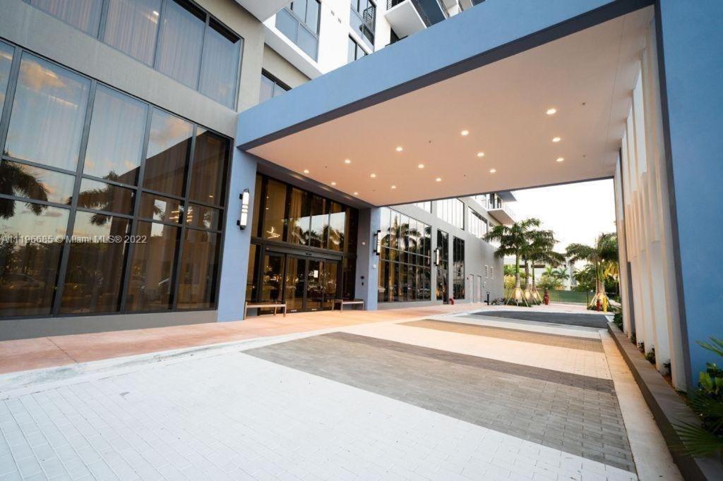 Free Parking Entire condo in Dawntown Doral - 2
