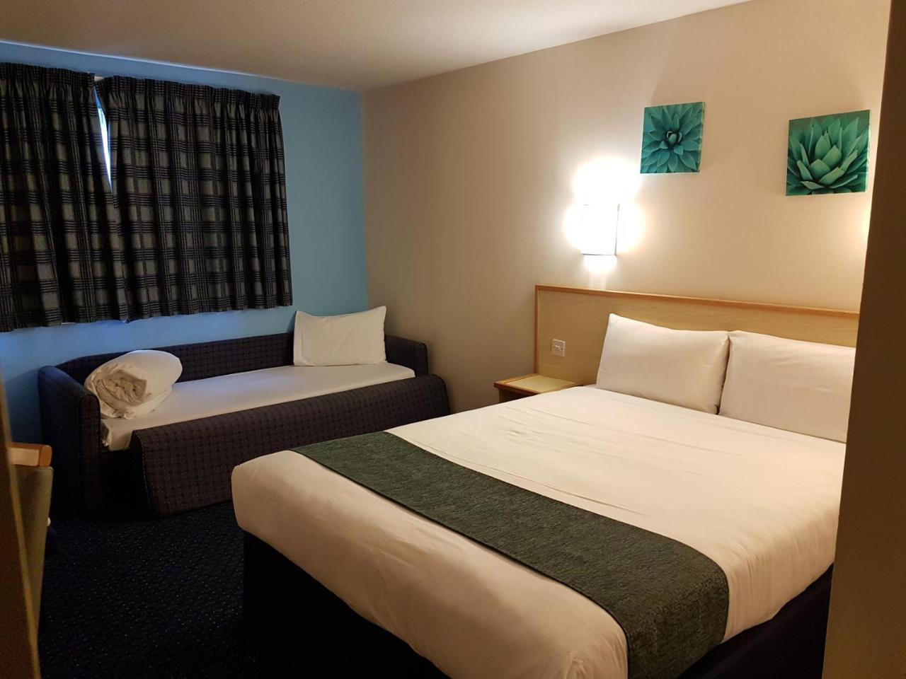 Days Inn by Wyndham Sutton Scotney North photo 3