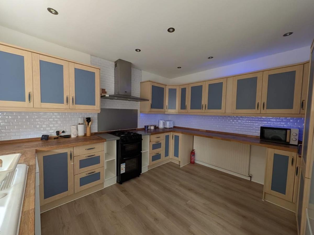 The Harlington Garden House 5BR with Large Garden - 2