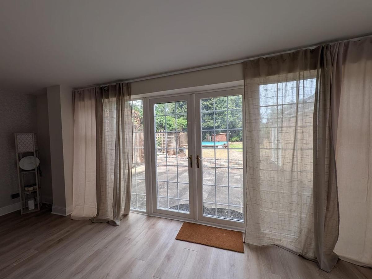 The Harlington Garden House 5BR with Large Garden - 6