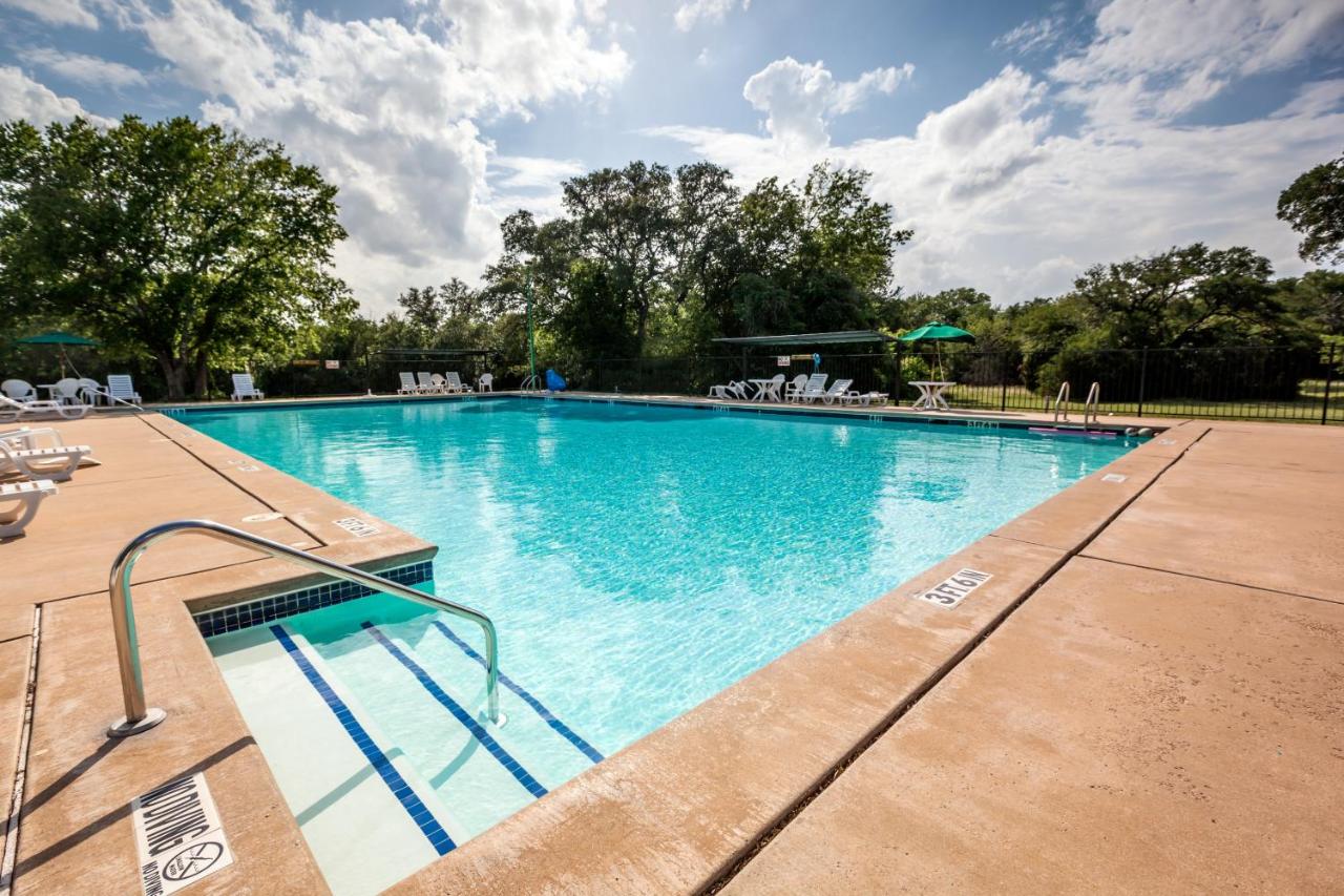 Lake Whitney Camping Resort Cabin 1 photo 4