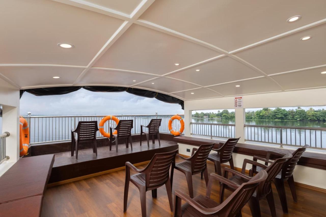 Aqua Castle Houseboat - by Aqua Jumbo Houseboats photo 2