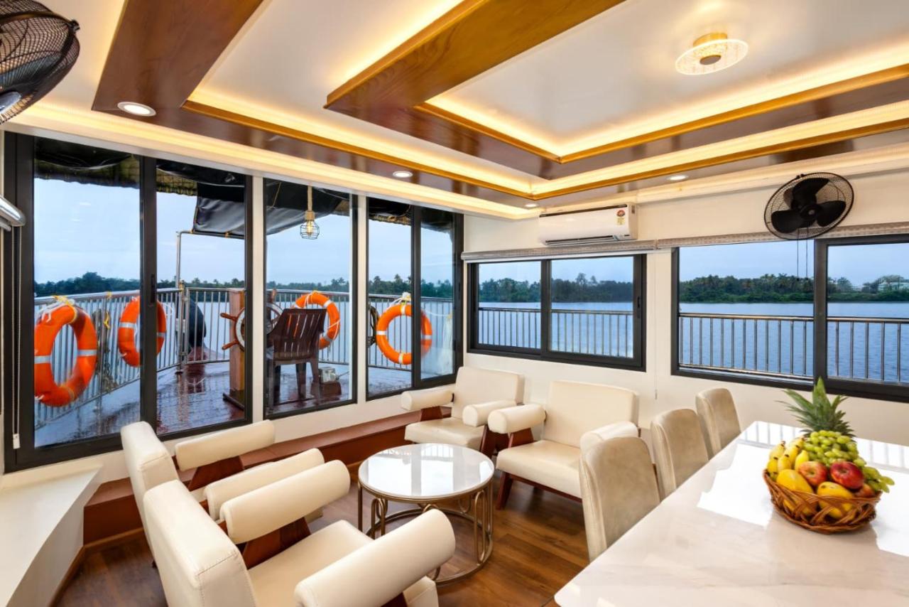 Aqua Castle Houseboat - by Aqua Jumbo Houseboats photo 3