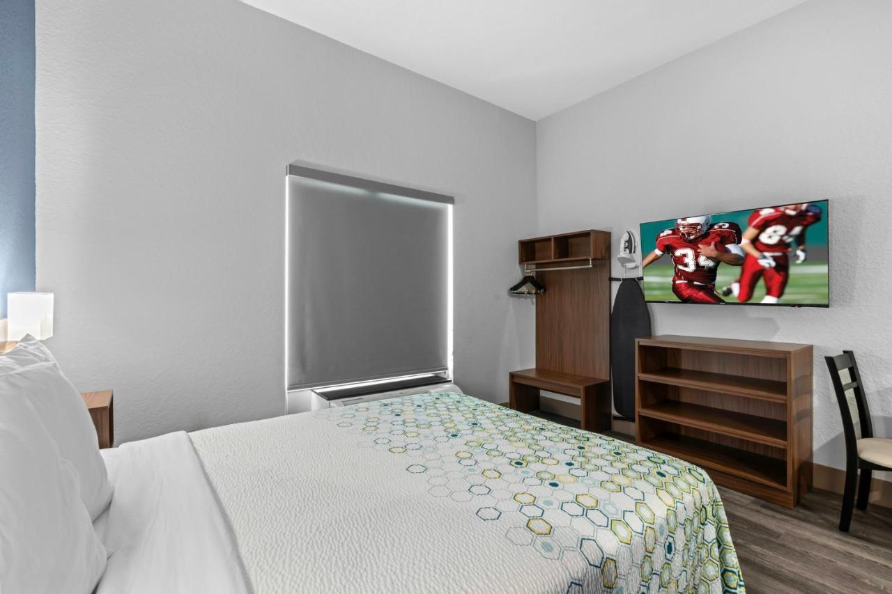 HomeTowne Studios Bradenton photo 2