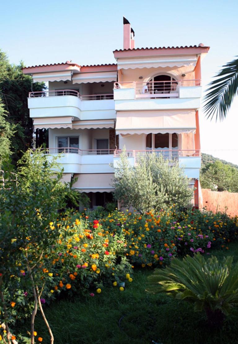 Over Sea Rooms & Villas - 5