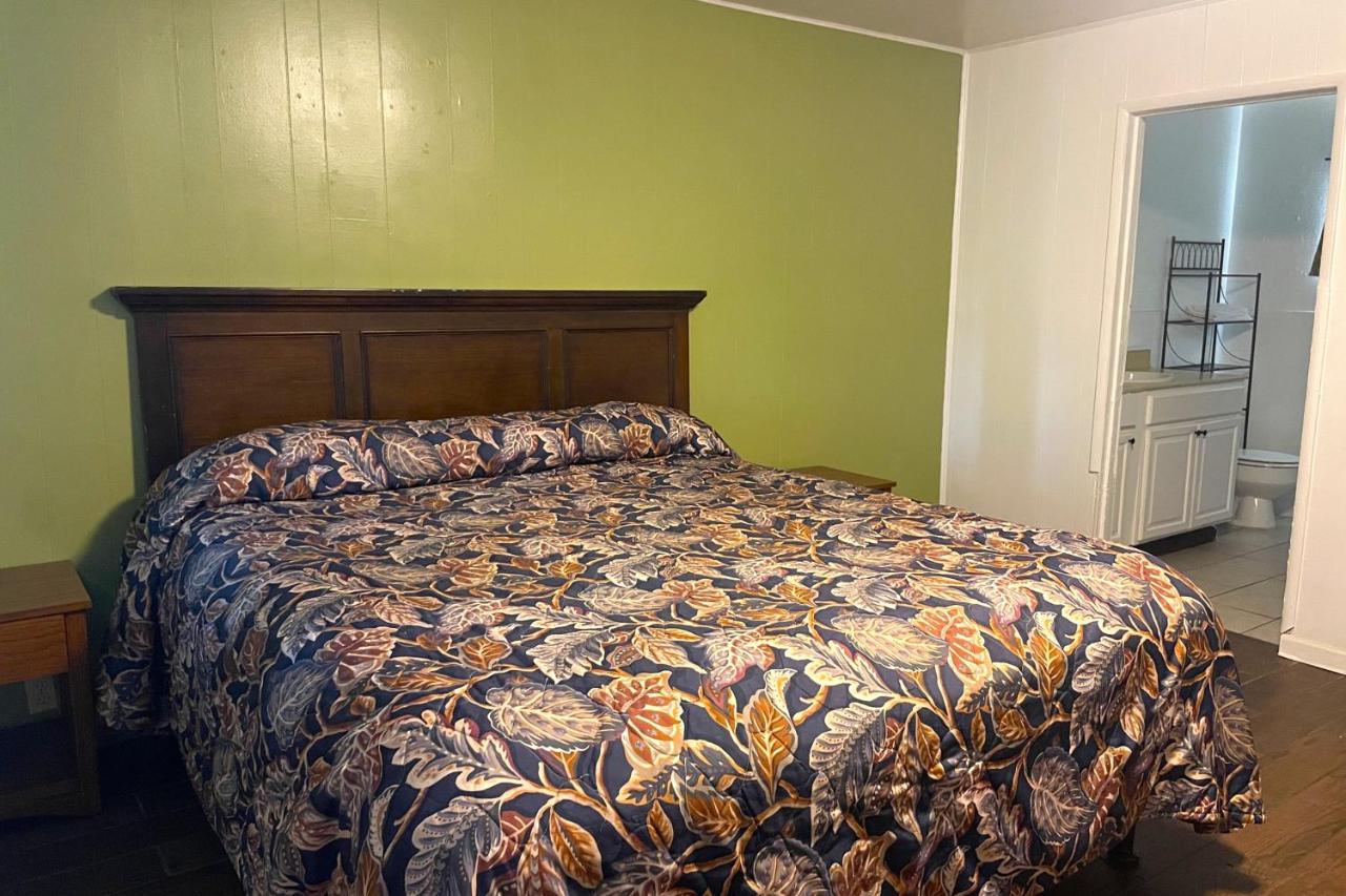 Oak Motel Modesto CA photo 2