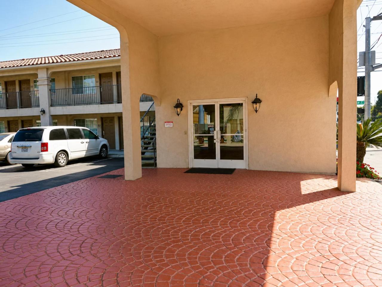 Burbank Inn and Suites photo 4
