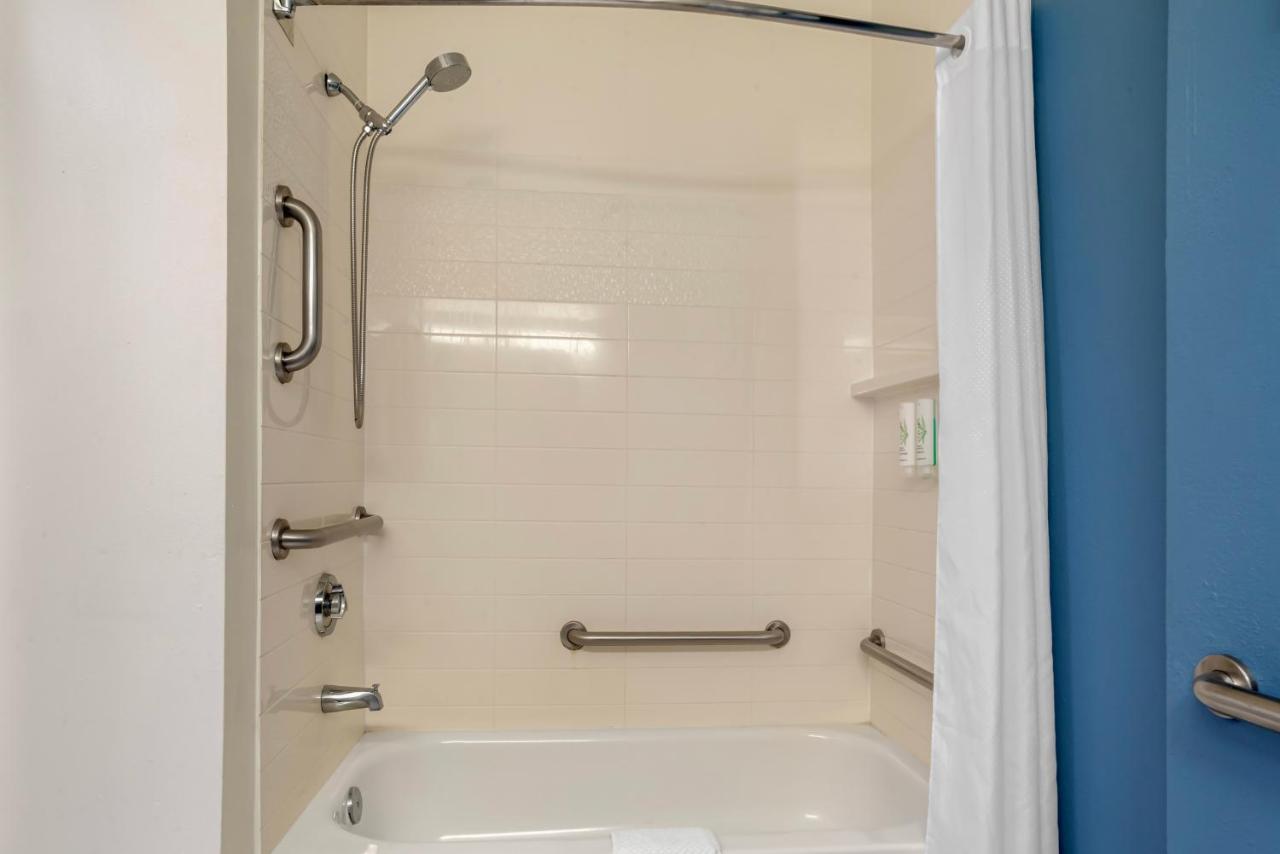 Sleep Inn & Suites Pensacola - University Area photo 2