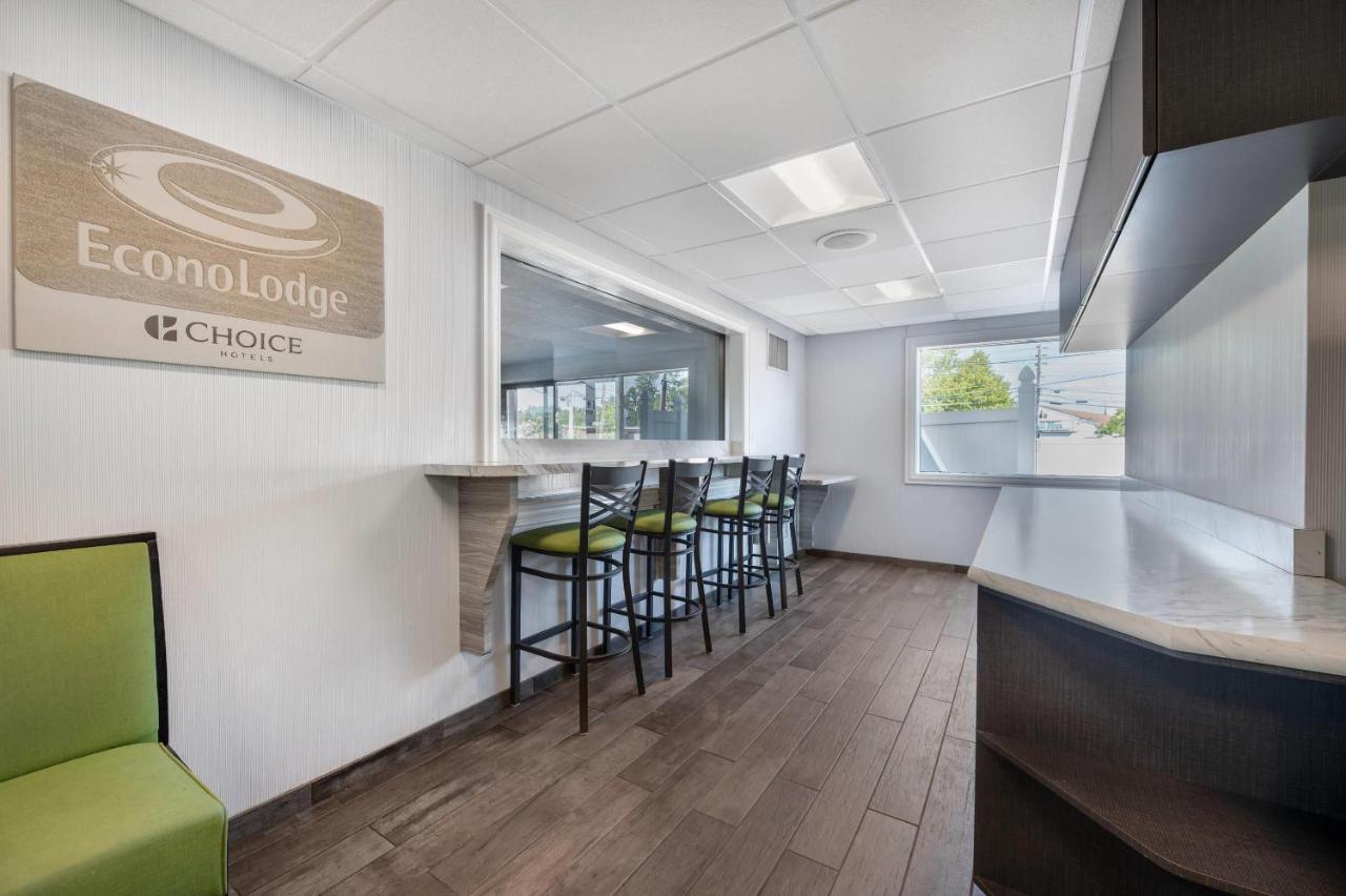 Econo Lodge Hicksville - Long Island photo 3