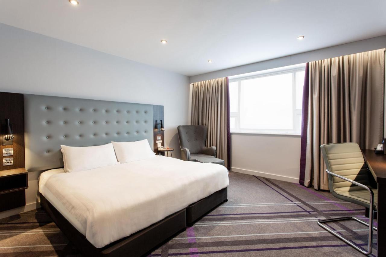 Premier Inn London Gatwick Manor Royal photo 2