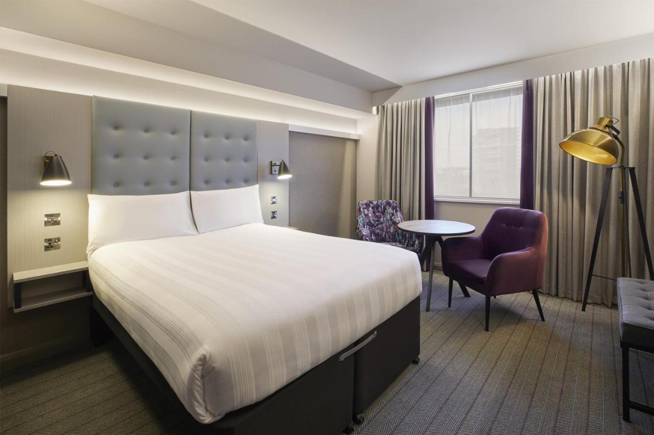Premier Inn London Gatwick Manor Royal photo 3