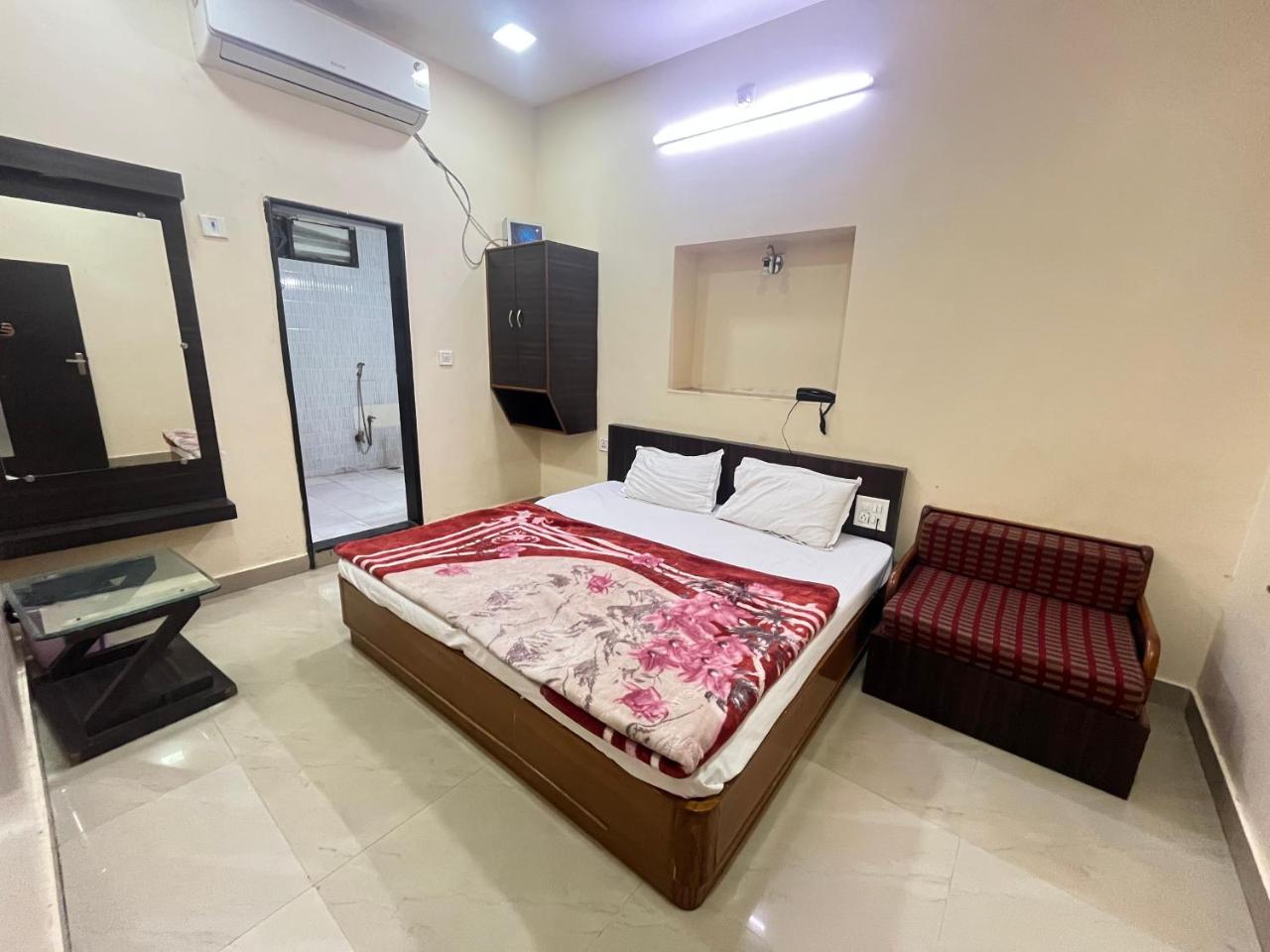 Hotel VRINDA NIKUNJ 966o9o1oo6 - 20mtr I 1min walking from ShreeNath Ji temple Nathdwara By SK photo 3