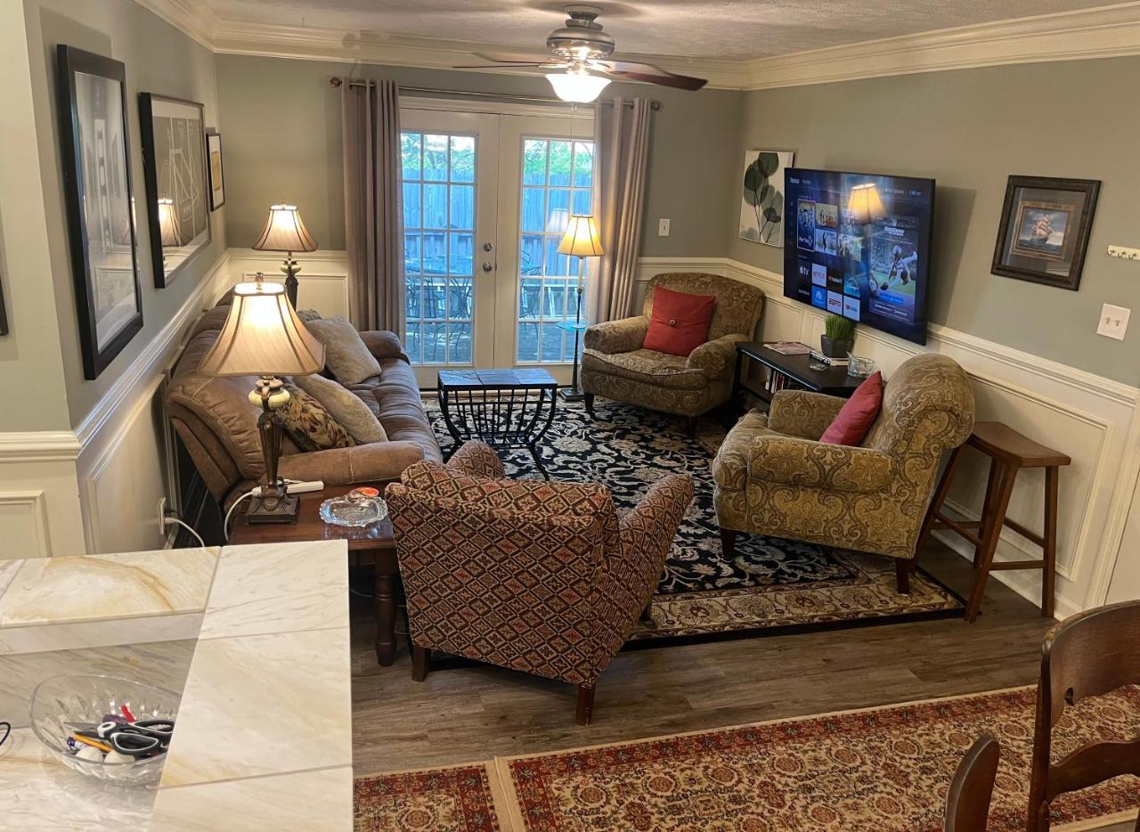 Classic City 3 bedroom 2 bath condo with deck close to UGA, Five Points, and Memorial Park in Athens
