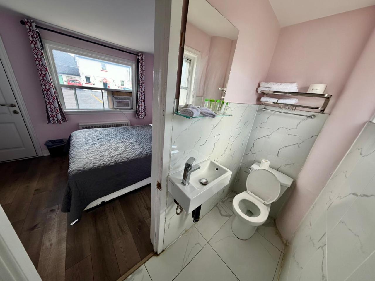 Oshawa Inn Motel photo 2