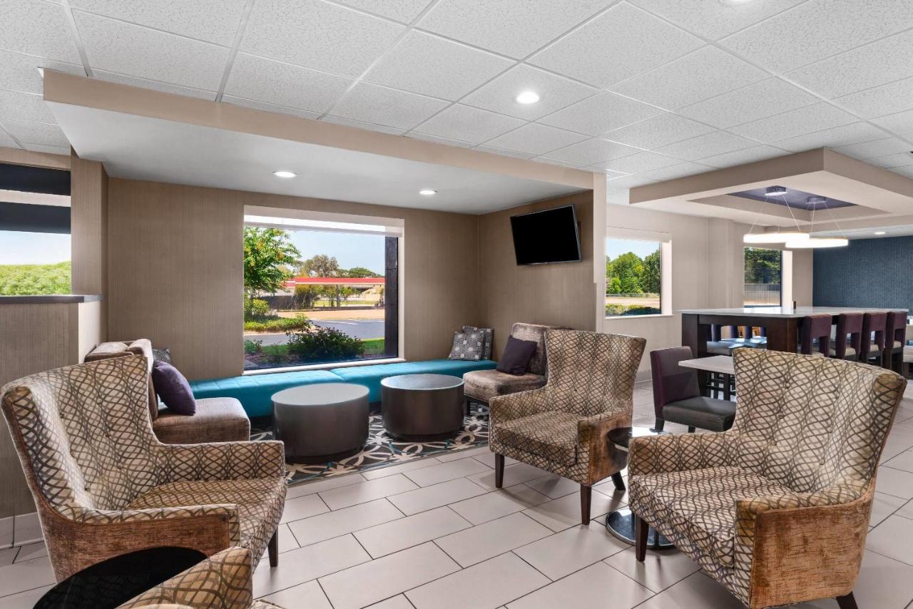 La Quinta Inn & Suites by Wyndham Jackson Airport/Pearl photo 2