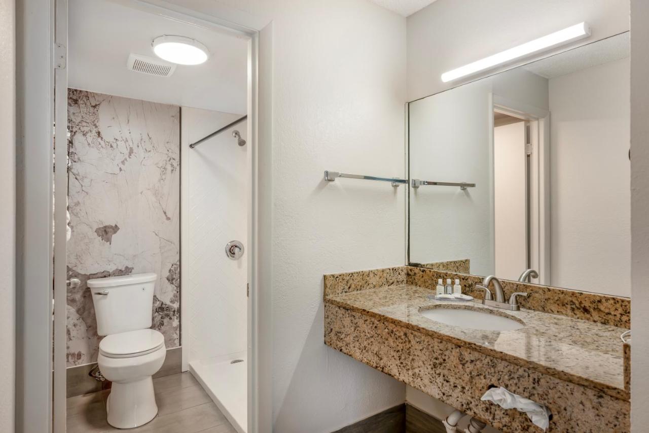 Quality Inn & Suites Orlando East - UFC Area photo 3